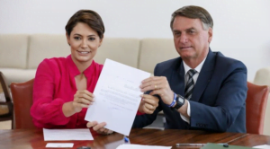 Michelle Bolsonaro faz carta aberta e se despede