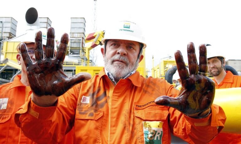 Presidente Lula em plataforma da Petrobras em 2006 (Foto: Reprodução)