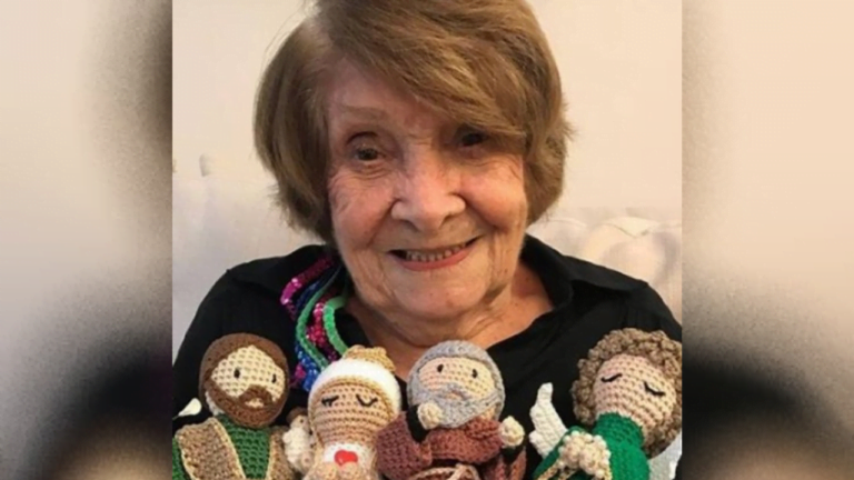 Aspasia, de 95 anos, faz e vende amigurumi (Foto: Divulgação)