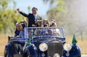 Bolsonaro é proibido de fazer desfile em carro aberto no Brasil