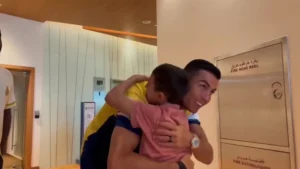 Cristiano Ronaldo e garoto sobrevivente (Foto: Reprodução)