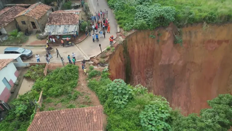 Cidade do Maranhã sendo engolida por cratera (Foto: Reprodução)