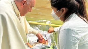 Papa Francisco batiza bebê no hospital que está internado (Foto: Reprodução)