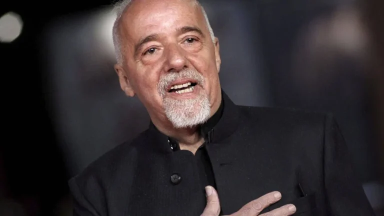 Paulo Coelho diz que se arrepende de ter investido na campanha de Lula