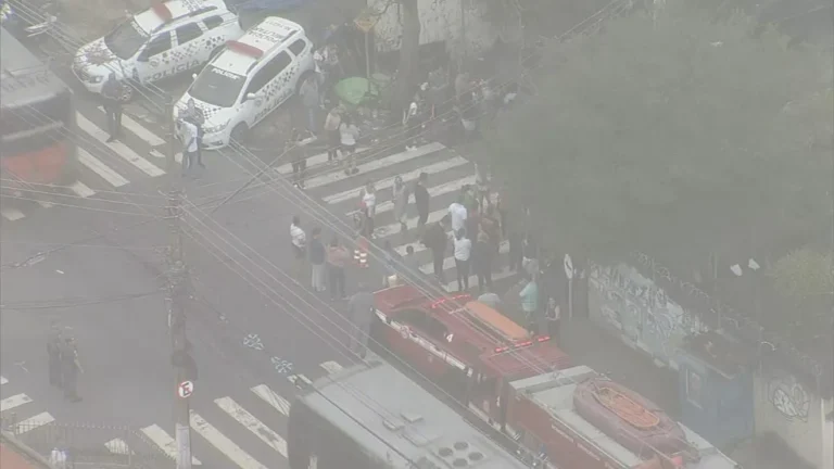 Agressão dentro de escola na Zona Oeste de SP (Foto: Reprodução/Globo)