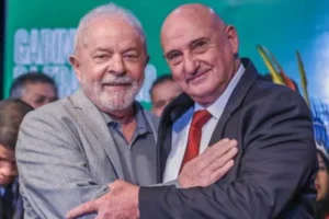 Gonçalves Dias pede demissão do GSI após vídeo em que aparece no Planalto durante invasão