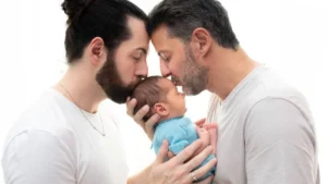 Casal gay entra na justiça após ter licença-maternidade negada pelo INSS