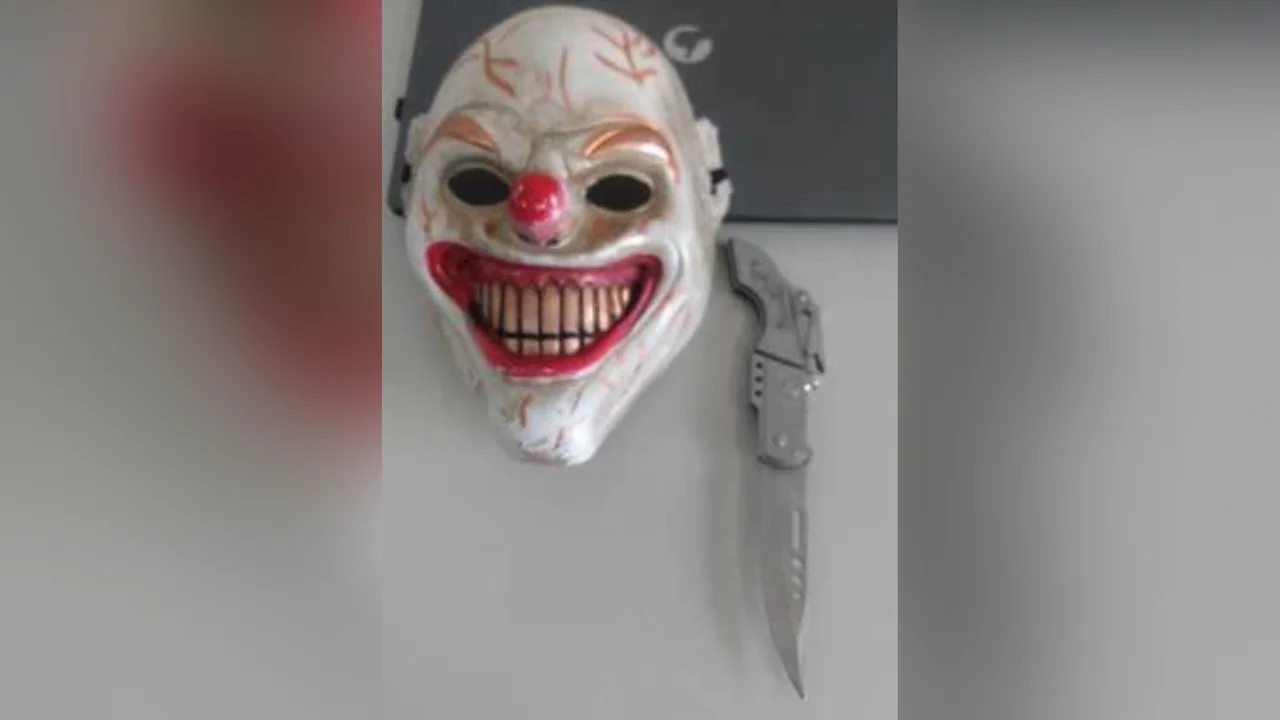 Aluno de 12 anos é pego com canivete e máscara de palhaço em escola de SP