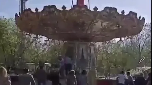 Carrossel desaba em parque de diversões e deixa ao menos 20 feridos; vídeo impressiona