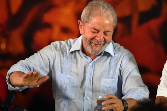 Lula faz churrasco no Alvorada e proíbe entrada de celulares