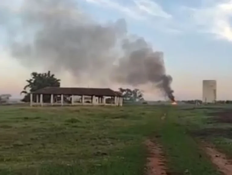 Helicóptero caiu em fazenda de São Carlos — Foto: São Carlos no Toque