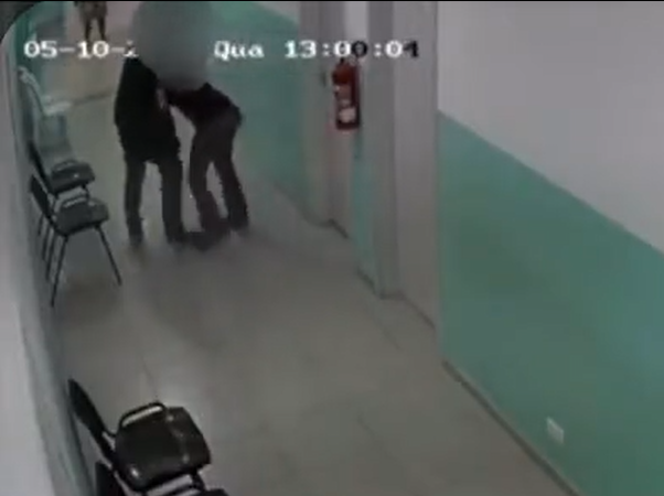 Médico é preso após agarrar colega em posto