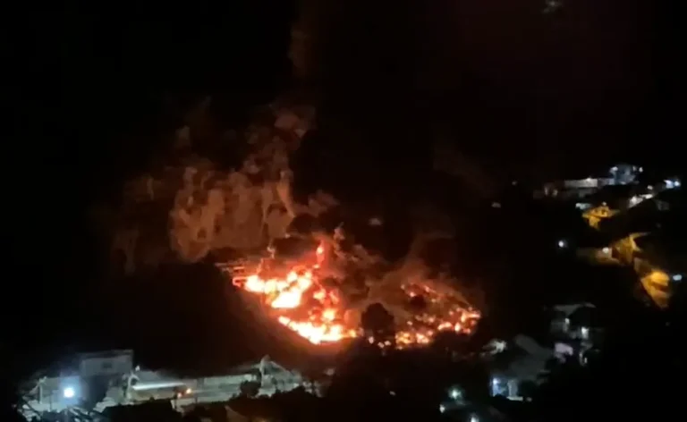 Incêndio destrói garagem de ônibus em Petrópolis — Foto: Redes sociais