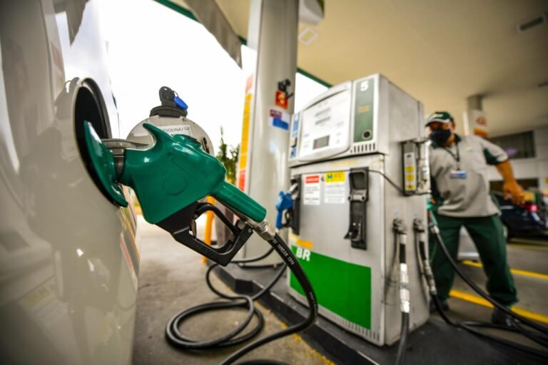 Gasolina mais barata? Petrobras anuncia nova política de preços para combustíveis