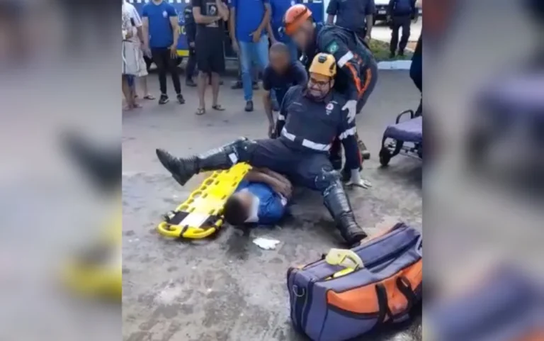 Socorrista do Samu cai sobre paciente durante atendimento em Novo Gama, Goiás (Foto: Reprodução/Redes Sociais)
