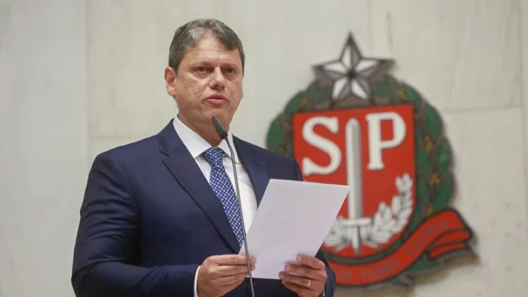 Tarcísio propõe salário mínimo de SP a R$1.550, 17% maior que o nacional anunciado por Lula