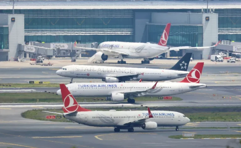 Aviões da Turkish Airlines em atos de manobra dentro do aeroporto de Istambul em 23 de maio de 2022 — Foto: Yoruk Isik/REUTERS