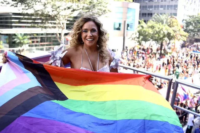 Daniela Mercury: “A comunidade LGBT lutou muito para tirar Bolsonaro do poder” (foto: reprodução Terra - Tag Notícias)