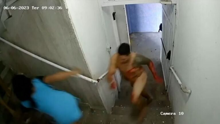 Homem nu ataca pessoas com faca na mão em conjunto habitacional de São Paulo (Foto: Reprodução / Tag Notícias)