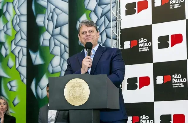 Governador de São Paulo, Tarcísio Freitas dá aumento para polícia (Foto: Reprodução / Tag Notícias)