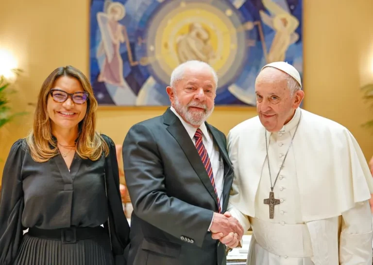 Lula e Papa Francisco se encontram e trocam presentes em conversa sobre paz mundial (foto: reprodução - Tag Notícias)