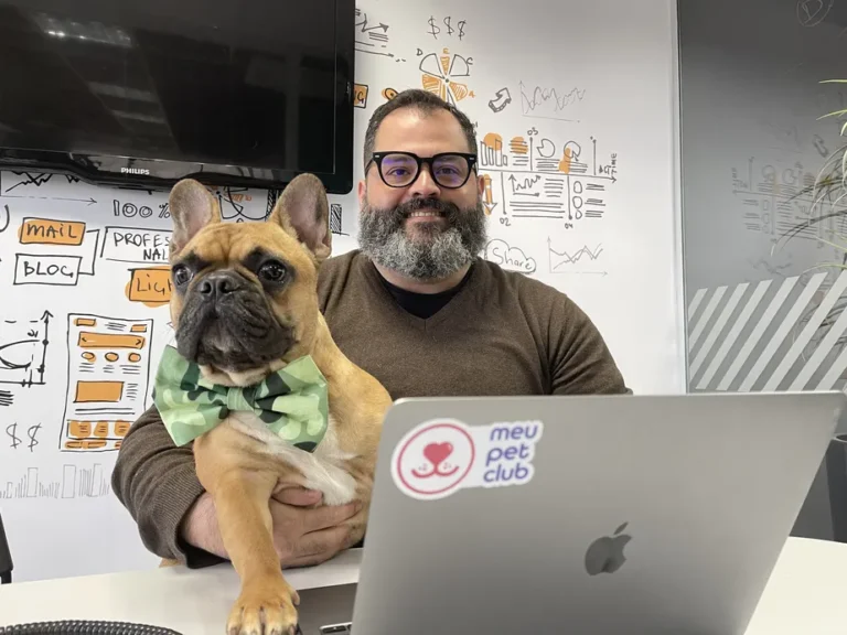 Otto Marques, CEO e fundador da Meu Pet Club, e Boris, seu buldogue francês Divulgação