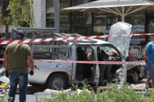 Agentes israelenses isolam área de Tel Aviv após ataque (Foto: Jack Guez/AFP/TAG Notícias)