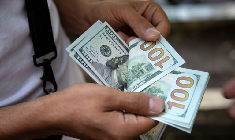 O dólar, que estava em queda pela terceira vez consecutiva, voltou a se aproximar de R$ 4,70, atingindo o menor valor do ano (foto: reprodução - Tag Notícias)