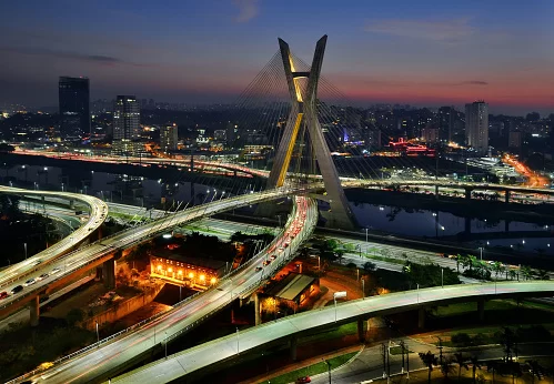 Além ser um dos cartões-postais da cidade, a ponte também é usada pelo Poder Público para chamar atenção a causas importantes (foto: reprodução - Tag Notícias)