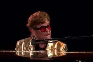 Elton John sofre acidente e é socorrido às pressas (Foto: Reprodução / Tag Notícias)