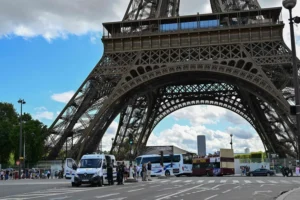 Torre Eiffel é evacuada em Paris após ameaça de bomba