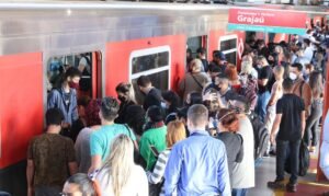 Um homem e uma mulher foram feridos pelo agressor dentro de um trem na estação Cidade Universitária