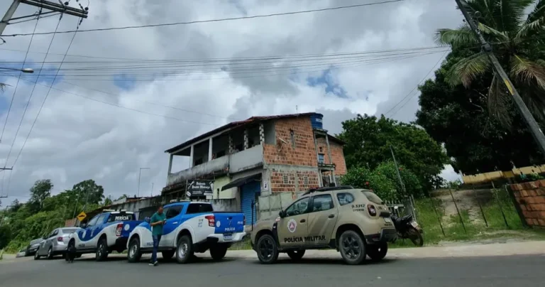 Nove mortos são encontrados em chacina, na Região Metropolitana de Salvador (Foto: Camila Marinho/TV Bahia)