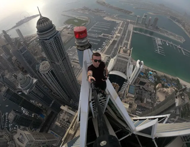 O francês Remi Lucidi costuma subir no topo de prédios e tirar selfies de lá. Segundo a imprensa de Hong Kong, ele morreu ao cair de um edifício na ilha, em julho de 2023. — Foto: Reprodução/ Redes sociais