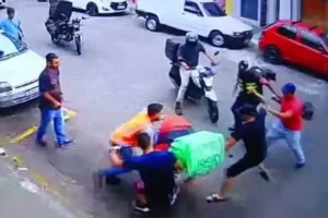 Vídeo mostra ladrão sendo linchado no meio da rua (Foto: Reprodução / Tag Notícias)