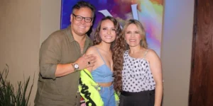 Larissa Manoela com os pais, Gilberto e Silvana Taques (Foto: Manuela Scarpa/Brazil News - reprodução Tag Notícias)