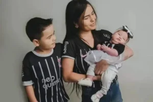 Carla Andriele de Souza Mathias Xavier, de 24 anos e os dois filhos (foto: reprodução redes sociais - Tag Notícias)