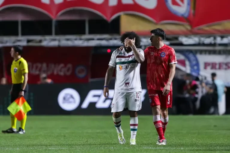 Jogador do Fluminense, Marcelo, se envolve em lance dramático na Libertadores contra Argentino Juniors (foto: reprodução - Tag Notícias)