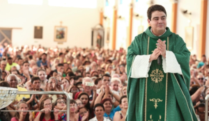 Padre Robson de Oliveira será acolhido pela Diocese de Mogi das Cruzes, em São Paulo (foto: reprodução - Tag Notícias)
