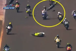 Dois pilotos morreram em acidente gravíssimo na prova do Moto GP (Foto: Reprodução)