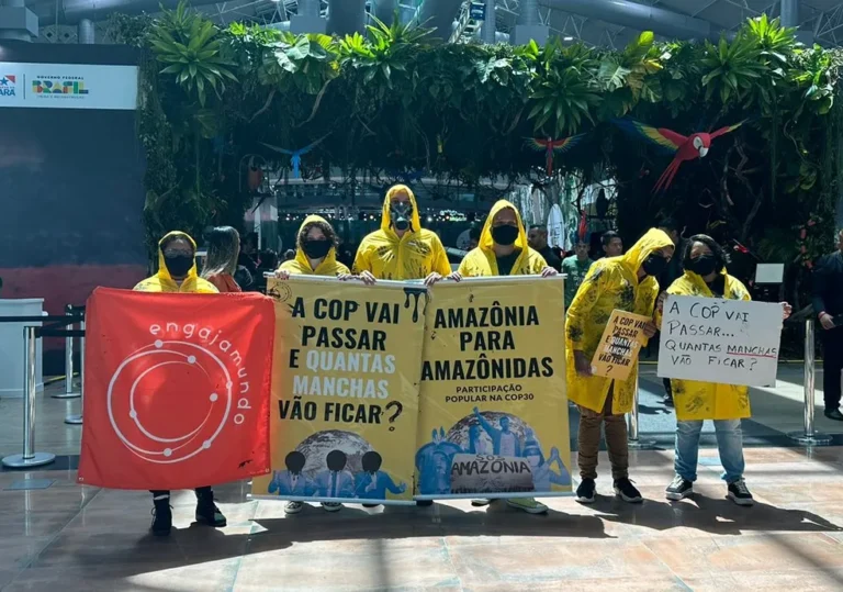 Protesto da organização engajamundo antes da Cúpula da Amazônia (Foto: Paloma Rodrigues/g1 - reprodução Tag Notícias)