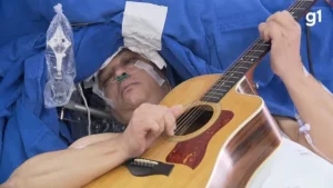 Paciente toca violão durante cirurgia de retirada de tumor no cérebro em Curitiba — Foto: Reprodução/RPC
