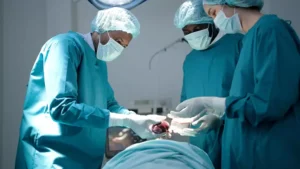 Corrida contra o tempo: um coração pode demorar no máximo quatro horas para ser transplantado após a retirada do corpo do doador Foto: Getty Images / BBC News Brasil
