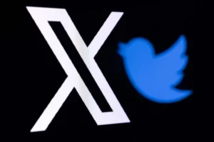 O atual logo, X, e o antigo logo do Twitter (Foto: Joel Saget)