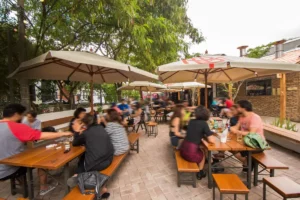 Bar do Beco tem quintal com mesas (Ligia Skowronski/Veja SP - reprodução Tag Notícias)