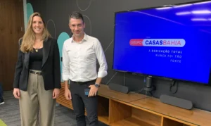 Renato Franklin, CEO da Casas Bahia, e Vivian Swir, diretora de marketing da empresa — Foto: Reprodução