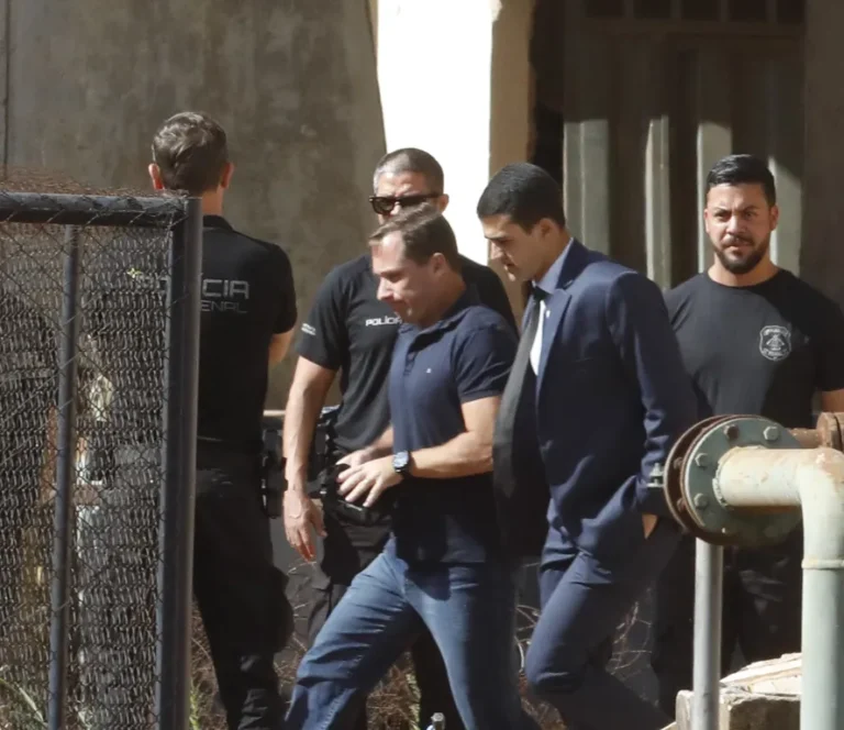 O tenente coronel do Exército Mauro Cid deixa a Polícia Civil após colocar a tornozeleira eletrônica fruto do acordo de delação premiada (Foto: Foto: Cristiano Mariz - reprodução Tag Notícias)