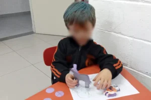 Mãe diz que professora puxou cabelo do filho de 4 anos com TDAH (Foto: Reprodução)