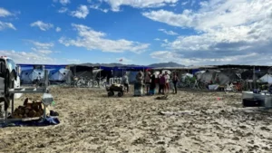 Público em meio a lama no festival Burning Man, em deserto do Nevada (foto: reprodução)