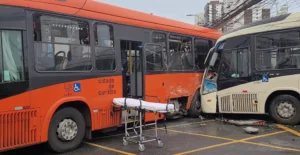 Acidente entre dois ônibus em Curitiba deixa 40 feridos (Foto: Reprodução)